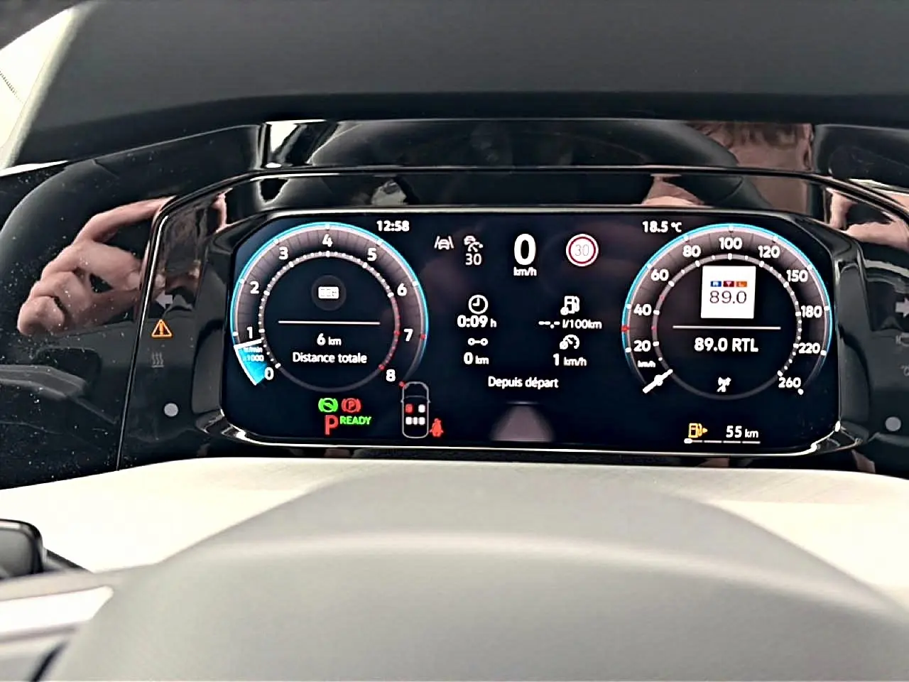 Vue rapprochée du tableau de bord numérique de la Volkswagen Golf noire 2026, affichant la vitesse et les informations de conduite.