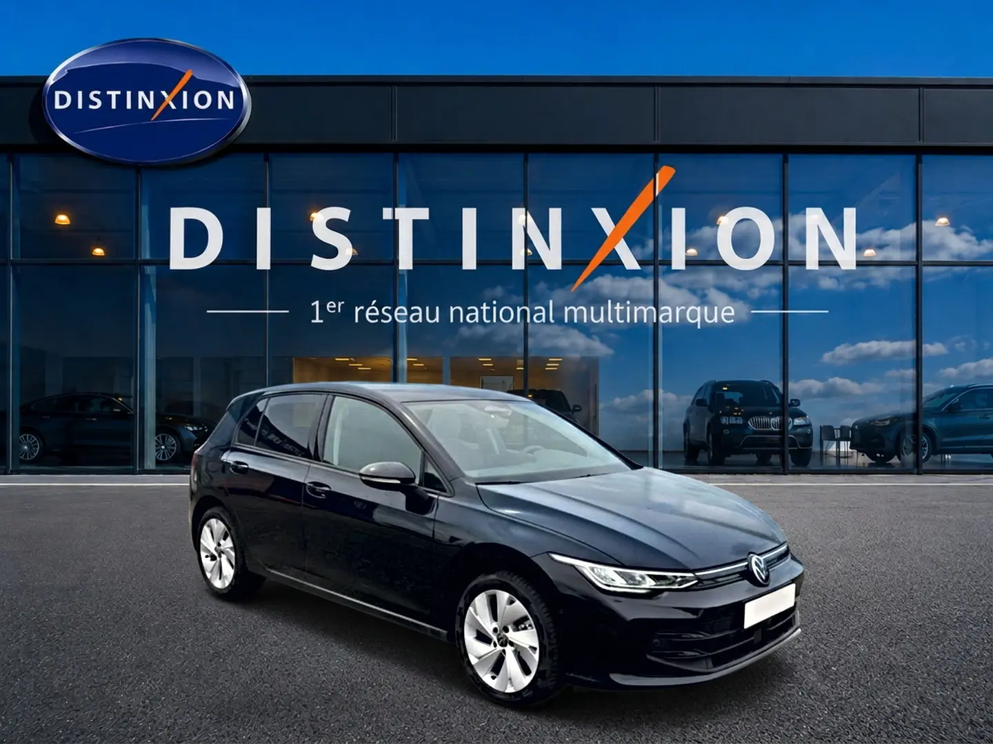 Volkswagen Golf 1.5 ETSI Evo2 noire vue en 3/4 avant droit devant showroom Distinxion.