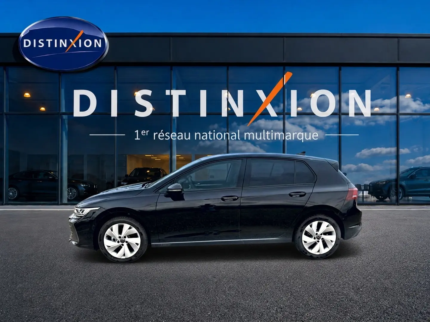 Volkswagen Golf 1.5 ETSI Evo2 noir vue de profil côté gauche devant une vitrine Distinxion.