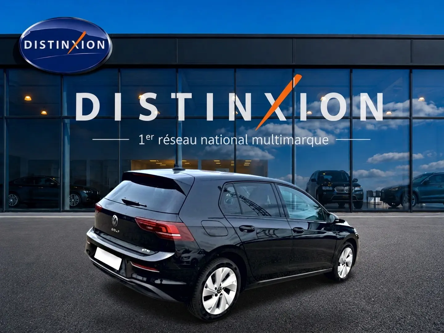 Volkswagen Golf 1.5 etsi evo2 noir vue 3/4 arrière droit devant showroom Distinxion.
