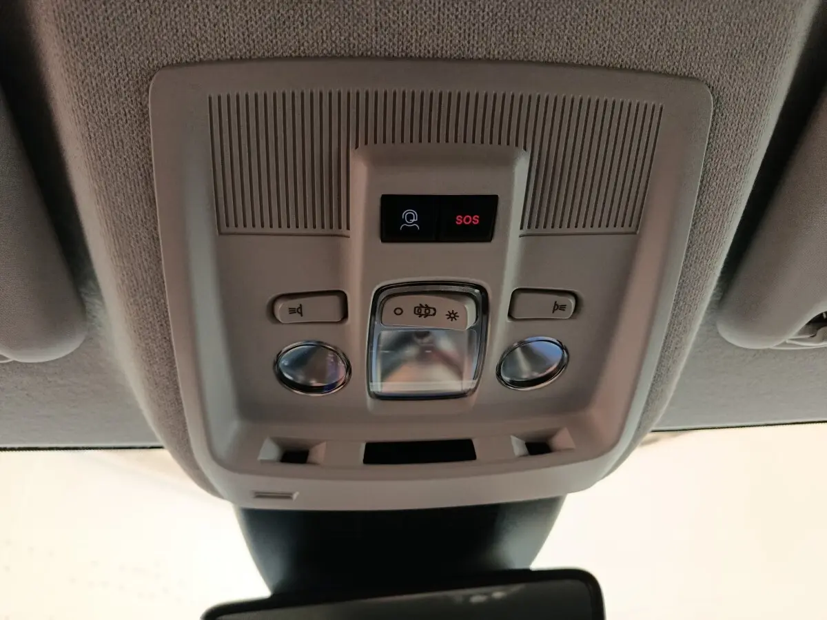 Plafonnier intérieur gris avec boutons d’éclairage et alerte SOS dans une Citroën C5 Hybride noire, vue de dessous.