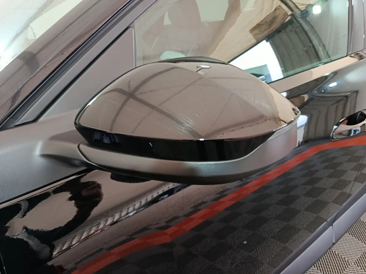Rétroviseur côté gauche noir brillant de la Citroën C5 Hybride 145ch auto MAX 2026 avec carrosserie noire.