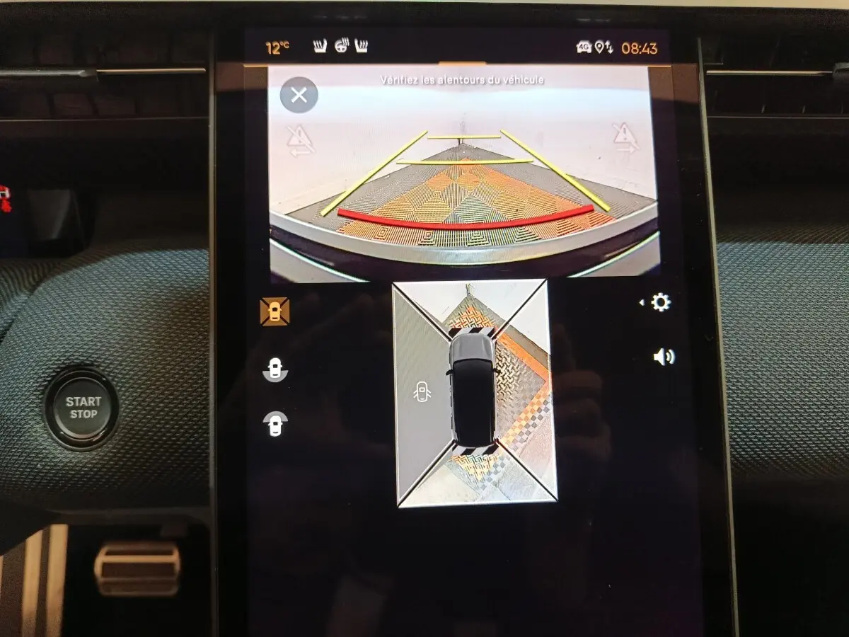Écran tactile central affichant la caméra 360° et vue arrière du Citroën C5 Hybride noir, avec bouton démarrage visible.