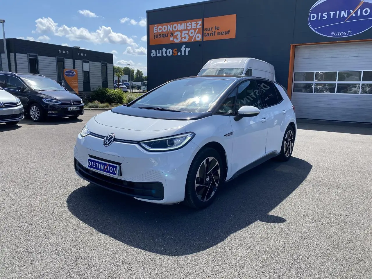 Volkswagen ID.3 blanc glacier métallisé vu en 3/4 avant droit avec jantes alliage et toit panoramique.