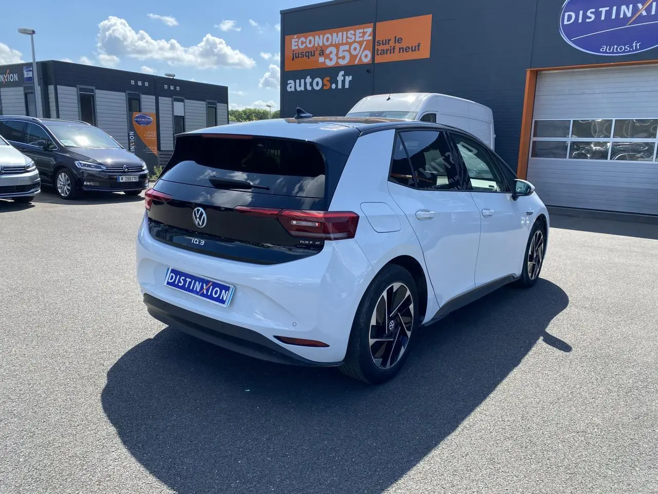 Vue 3/4 arrière droite d'un Volkswagen ID.3 blanc glacier métallisé avec toit noir et jantes stylisées.