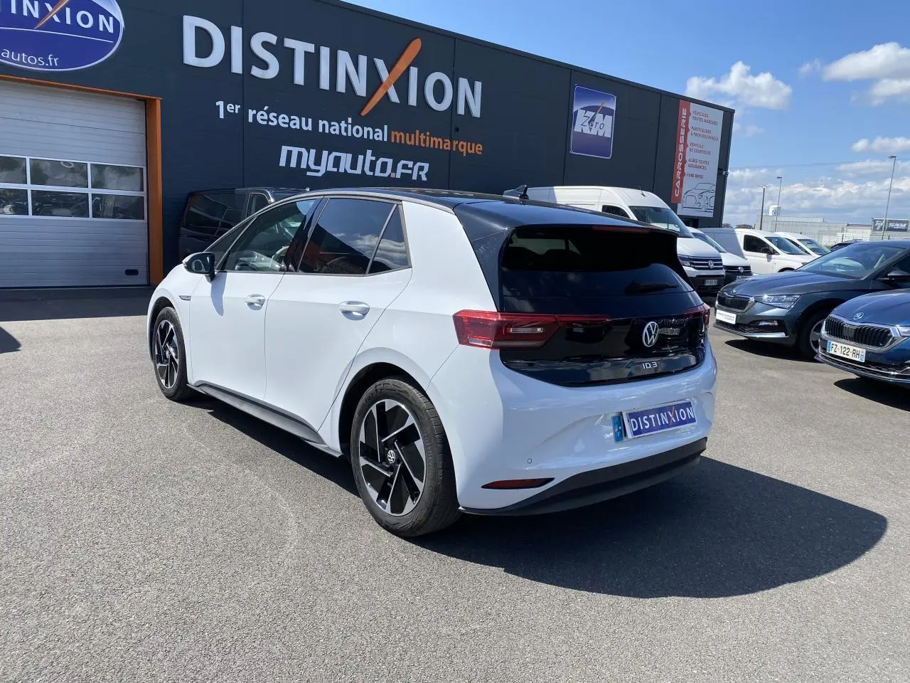 Vue 3/4 arrière droite d'une Volkswagen ID.3 Pro Performance blanc glacier métallisé avec toit noir et jantes alliage.