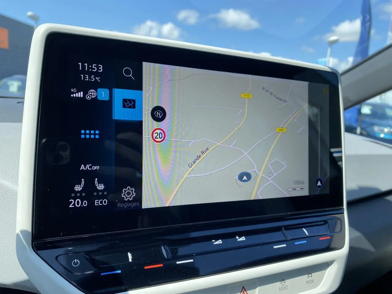 Écran tactile central affichant la navigation dans l'habitacle d'une Volkswagen ID.3 blanc glacier.