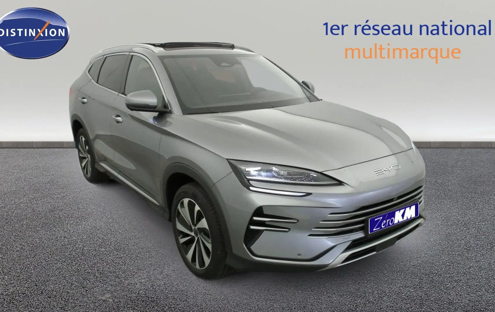 Vue 3/4 avant d'un SUV BYD SEAL U gris Time Grey avec jantes alliage bicolores et toit ouvrant panoramique.