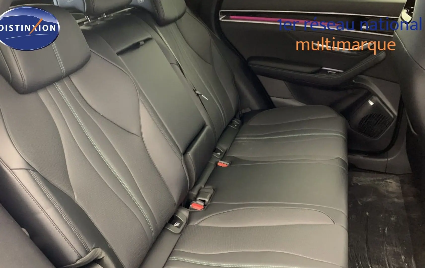 Vue intérieure du siège arrière en similicuir noir du BYD SEAL U 2025, avec coutures apparentes et accoudoir central.