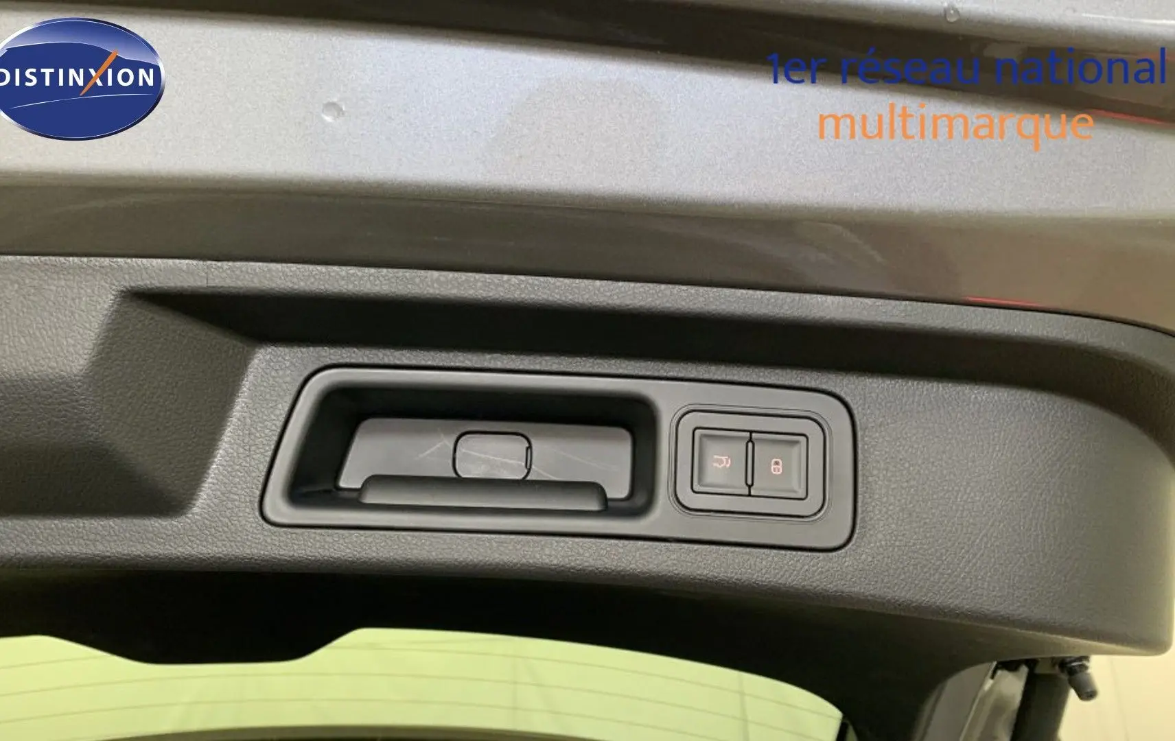 Détail du hayon électrique gris Time Grey du BYD SEAL U 2025 avec boutons d’ouverture et de verrouillage intégrés.