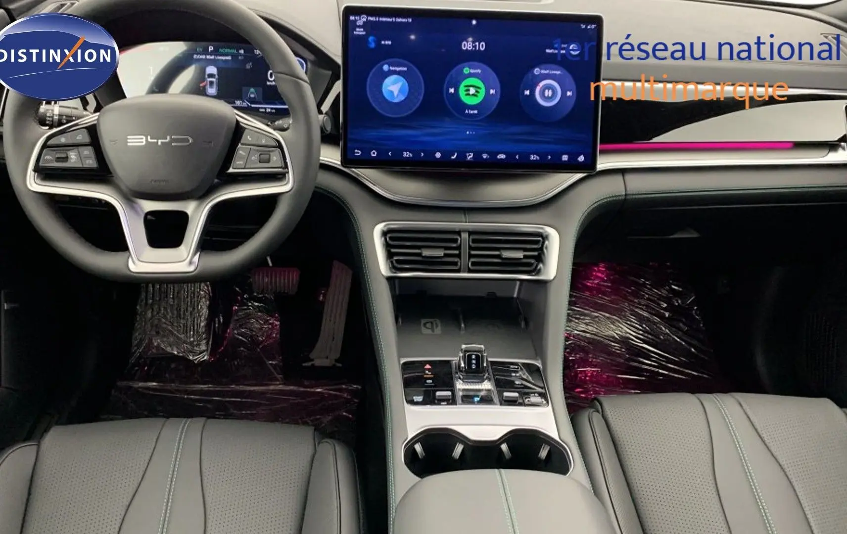 Vue intérieure avant du BYD SEAL U 2025 avec tableau de bord noir, écran tactile 15,6'' et volant multifonction.