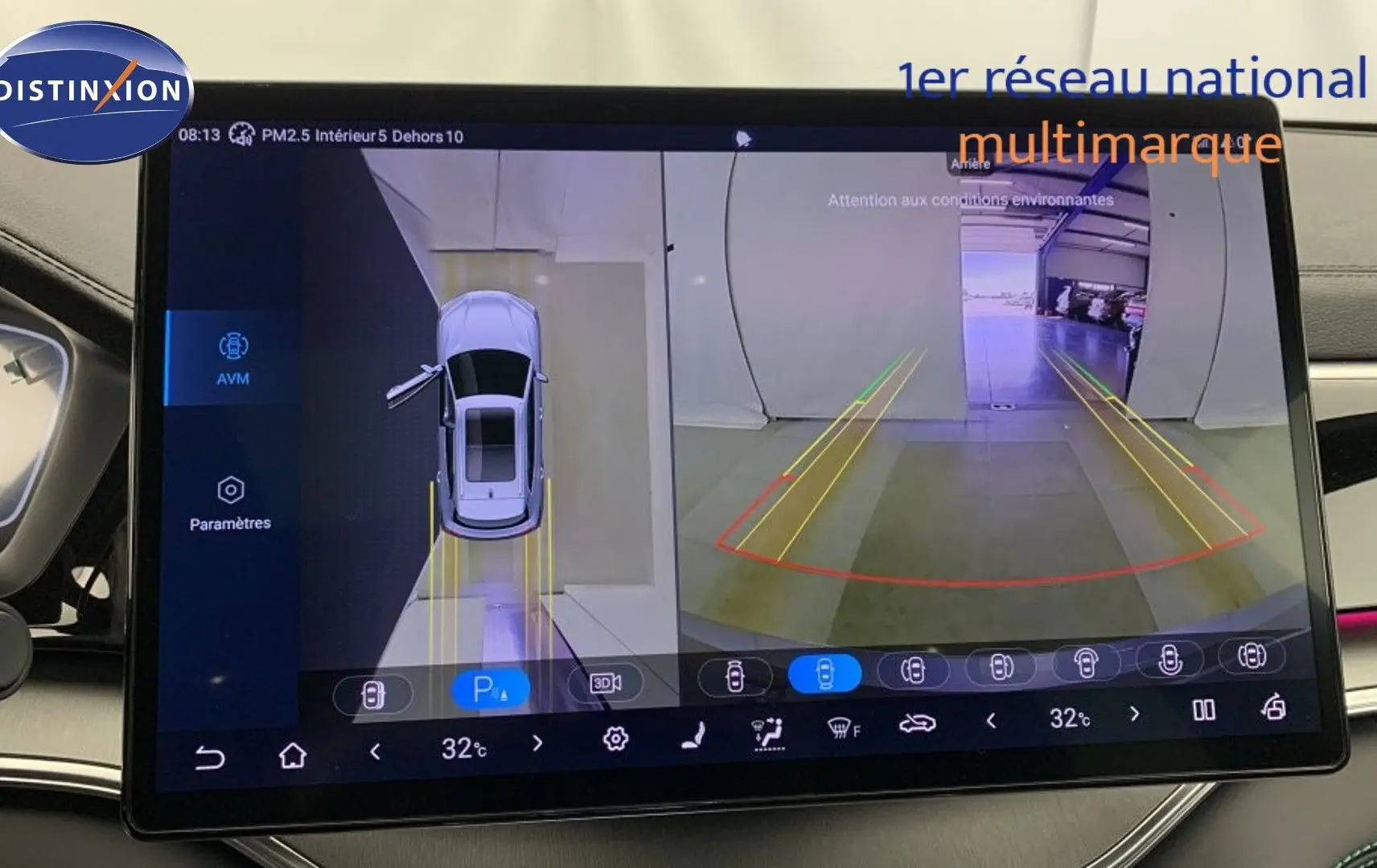 Écran tactile intérieur montrant la caméra 360° et l’aide au stationnement du BYD SEAL U gris Time Grey.