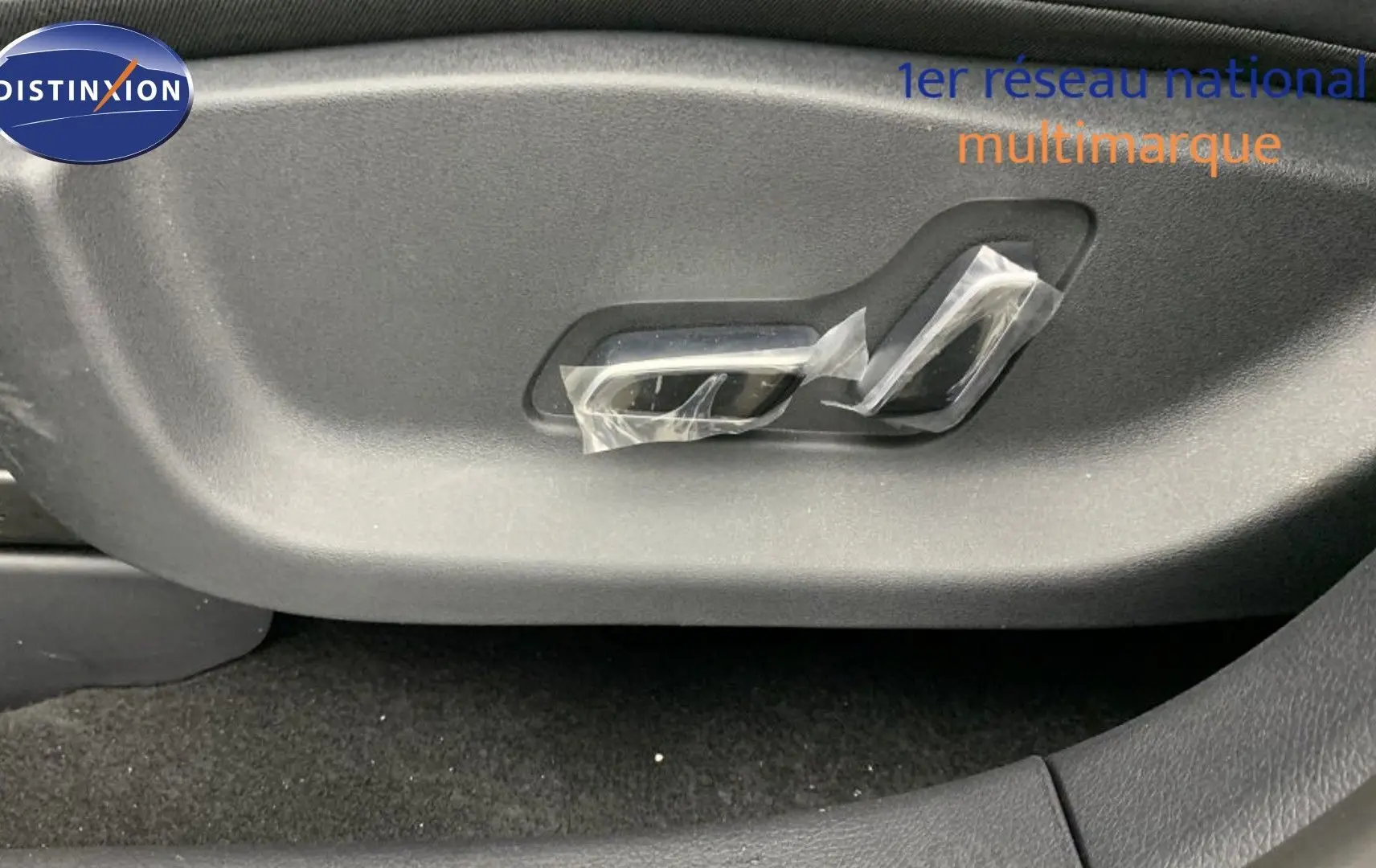 Gros plan sur les commandes électriques du siège conducteur du BYD SEAL U gris Time Grey, version 2025.