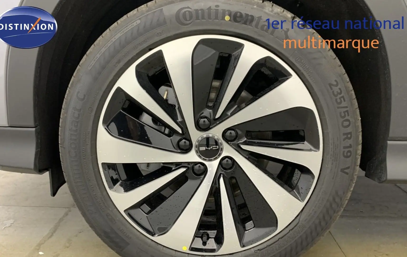 Gros plan sur la jante bicolore 19 pouces en alliage du BYD SEAL U Time Grey, avec pneu Continental.