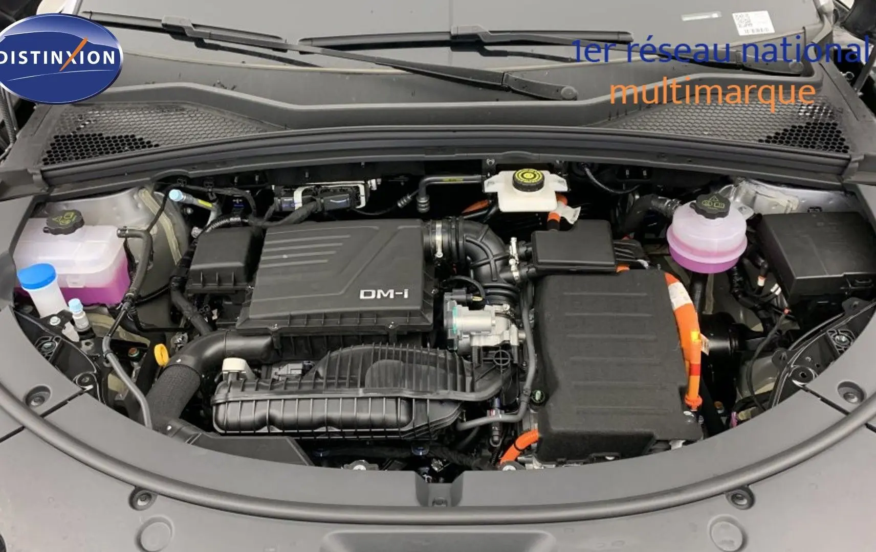 Vue rapprochée du moteur hybride rechargeable DM-i sous le capot ouvert d'une BYD SEAL U Time Grey 2025.