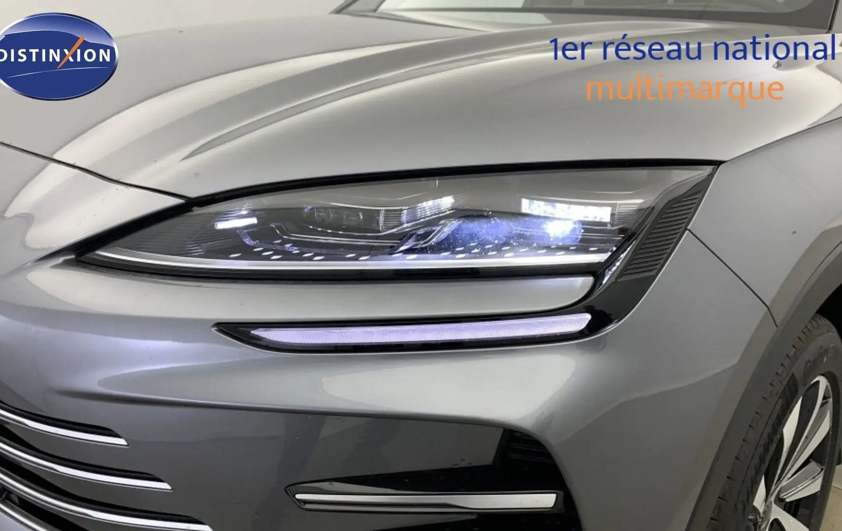 Gros plan sur le phare avant droit et la calandre d’un BYD SEAL U Time Grey, mettant en valeur ses lignes modernes.