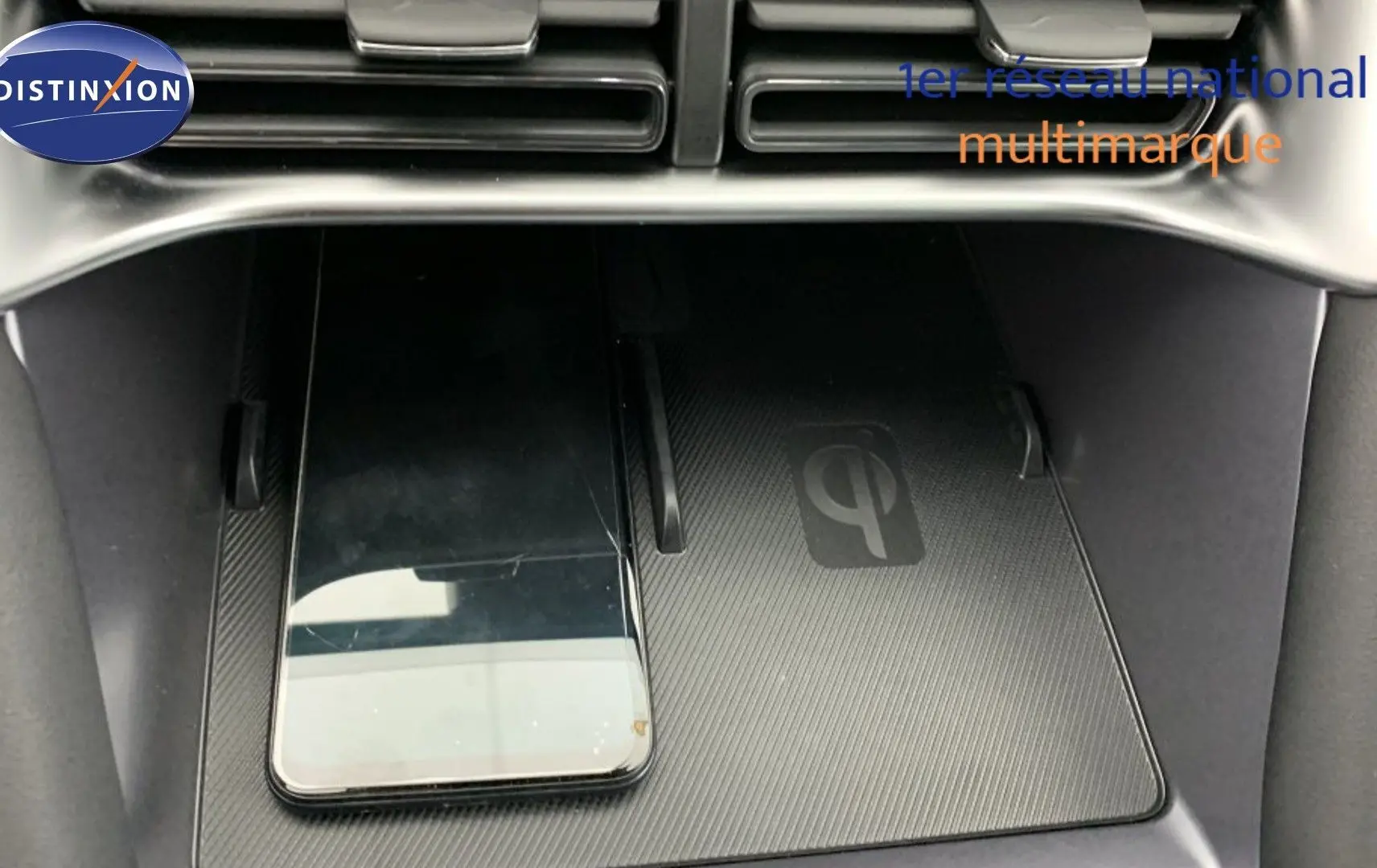 Gros plan sur le chargeur sans fil Qi intégré dans la console centrale du BYD SEAL U 2025.