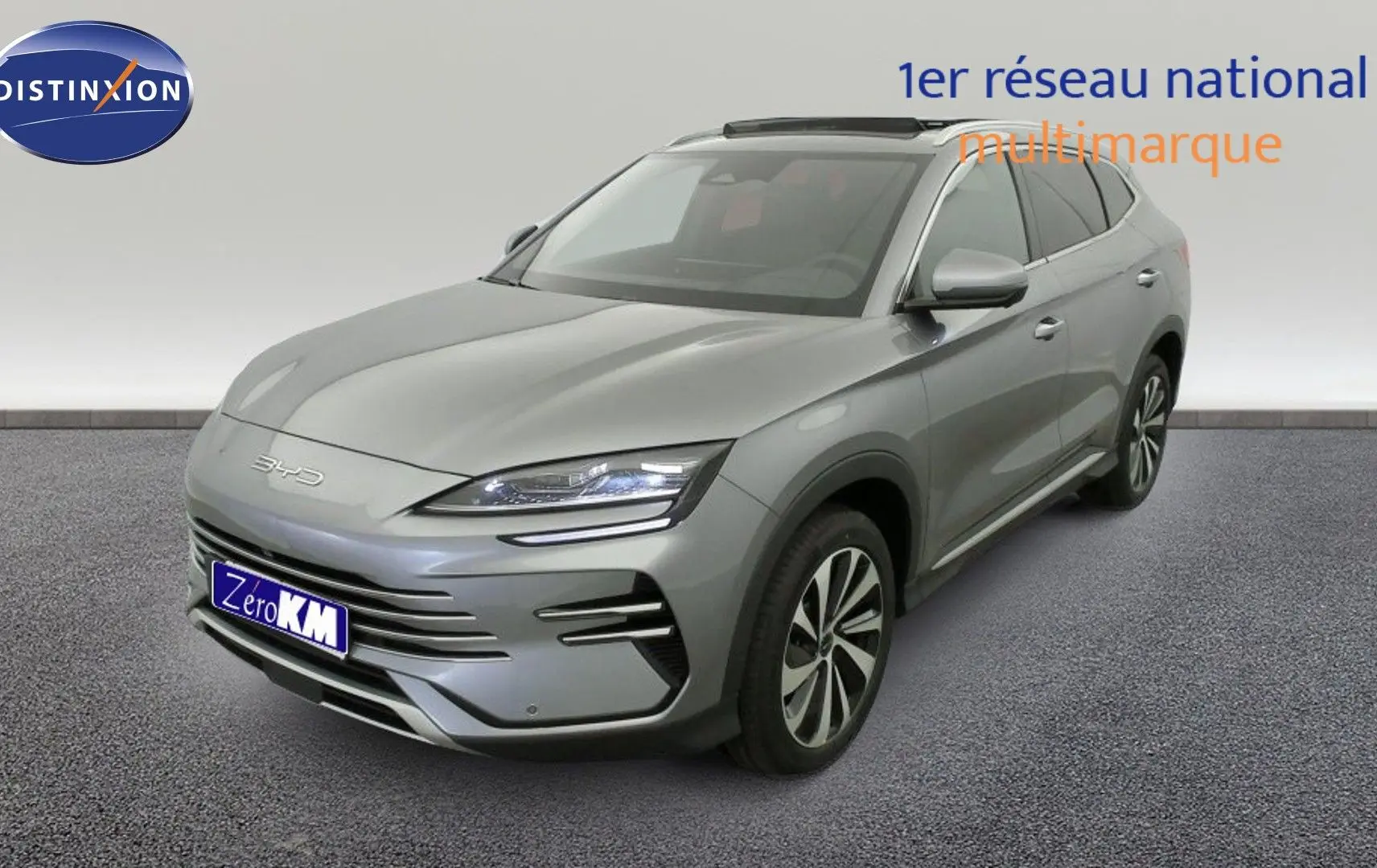 Vue 3/4 avant d’un BYD SEAL U gris Time Grey avec toit ouvrant panoramique et jantes alliage bicolores.