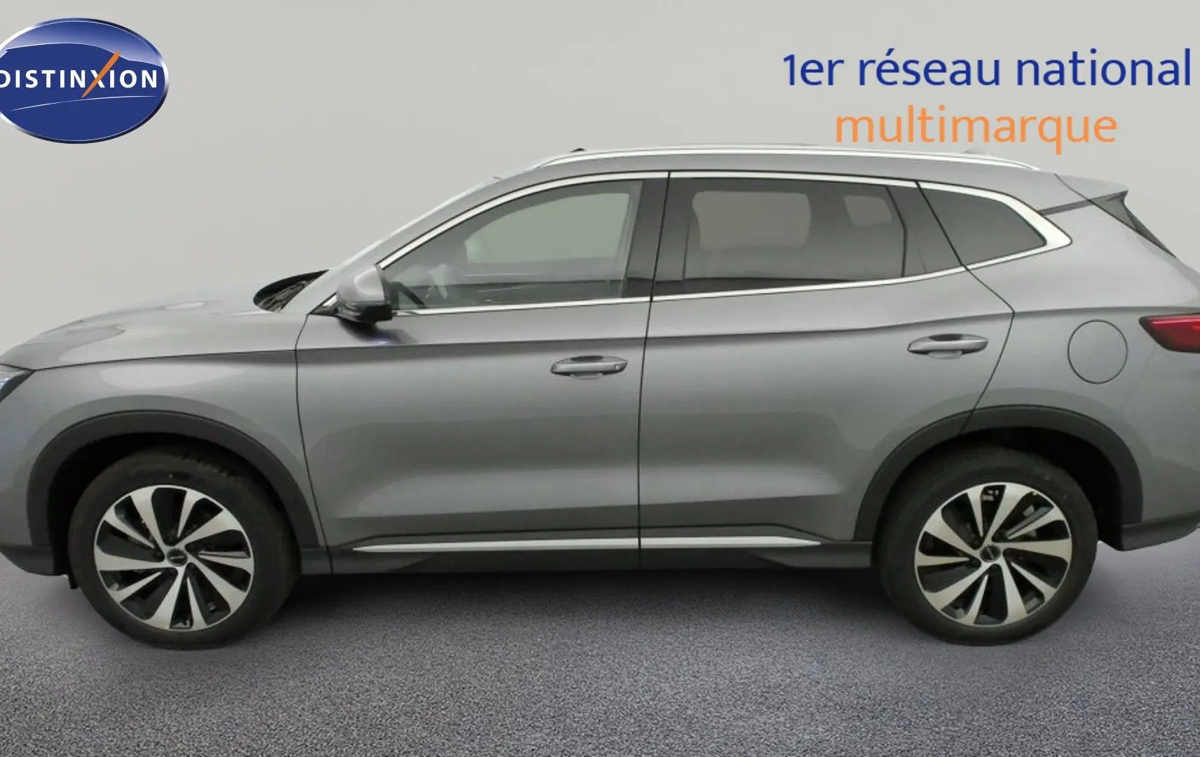 Vue de profil côté gauche d'un SUV BYD SEAL U Time Grey avec jantes alliage bicolores et vitres surteintées.