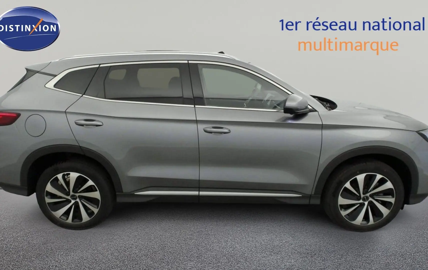 Vue latérale droite d'un SUV BYD SEAL U gris Time Grey avec jantes alliage bicolores et barres de toit en aluminium.