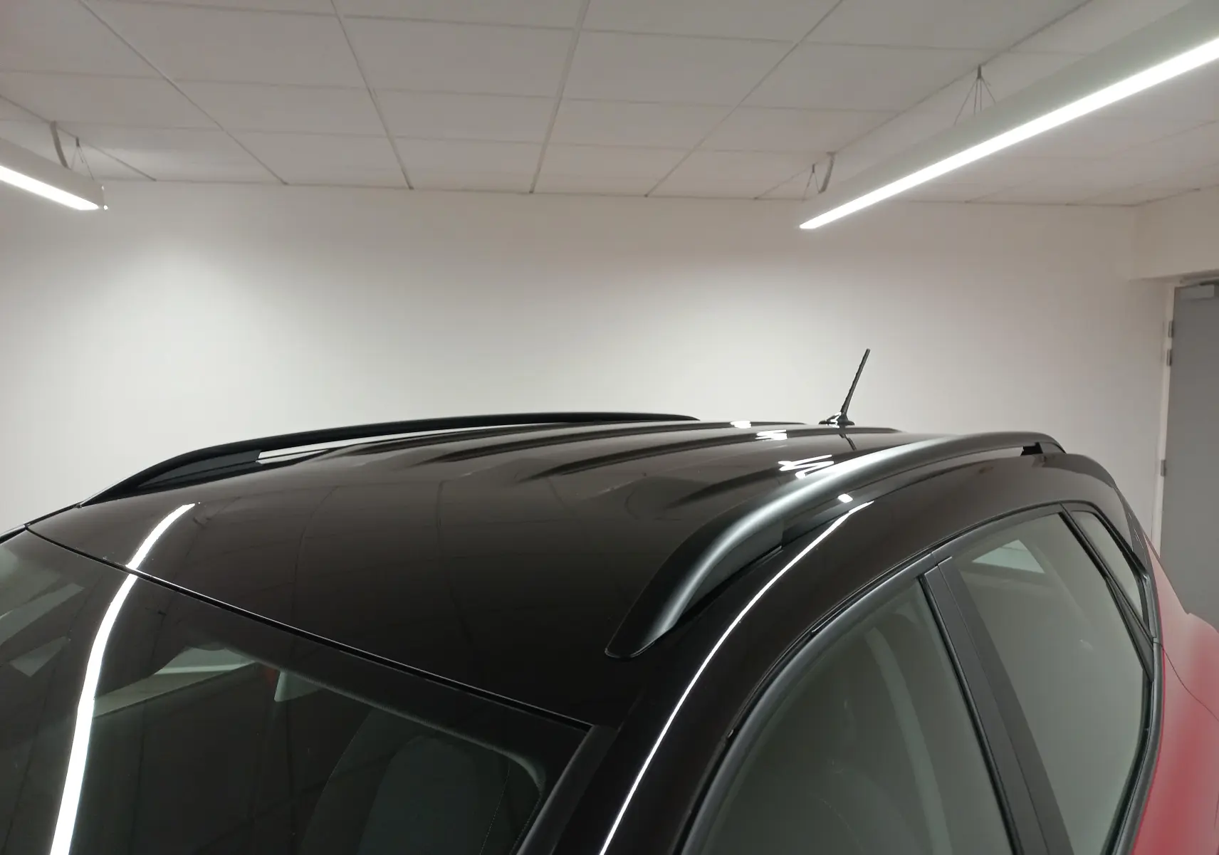 Toit noir Minuit brillant du SEAT Arona 2025, vue rapprochée en angle arrière mettant en valeur les barres de toit.