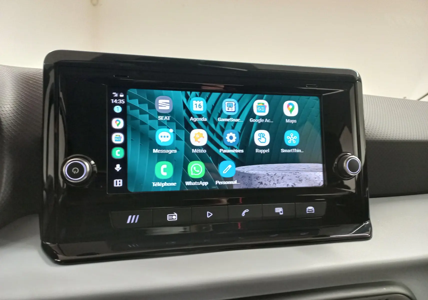 Écran tactile central du tableau de bord de la SEAT Arona 2025 affichant les applications connectées.