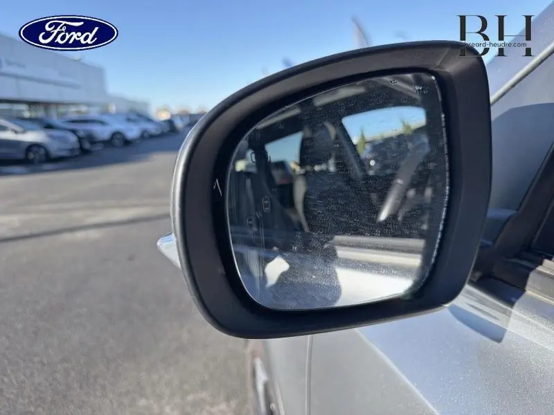 Rétroviseur extérieur droit du Suzuki Vitara Galactic Gray métallisé, vue rapprochée avec reflet de l'habitacle.