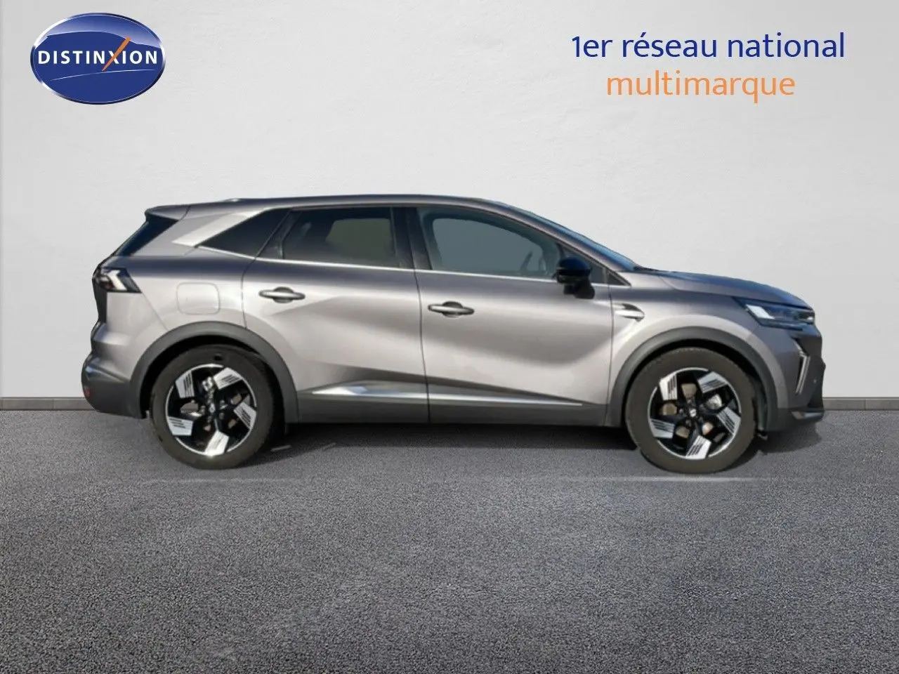 Vue de profil côté gauche du Renault Symbioz gris cassiopée métallisé, SUV hybride 2025 avec jantes stylisées noires et argentées.