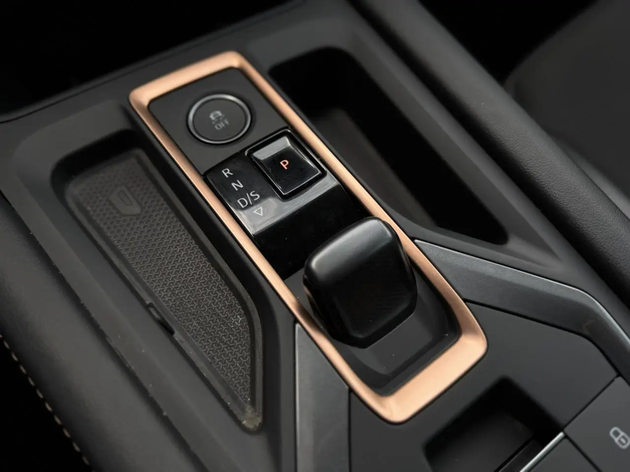 Gros plan sur la commande de boîte automatique noire avec contour cuivré dans l’habitacle du CUPRA Formentor.