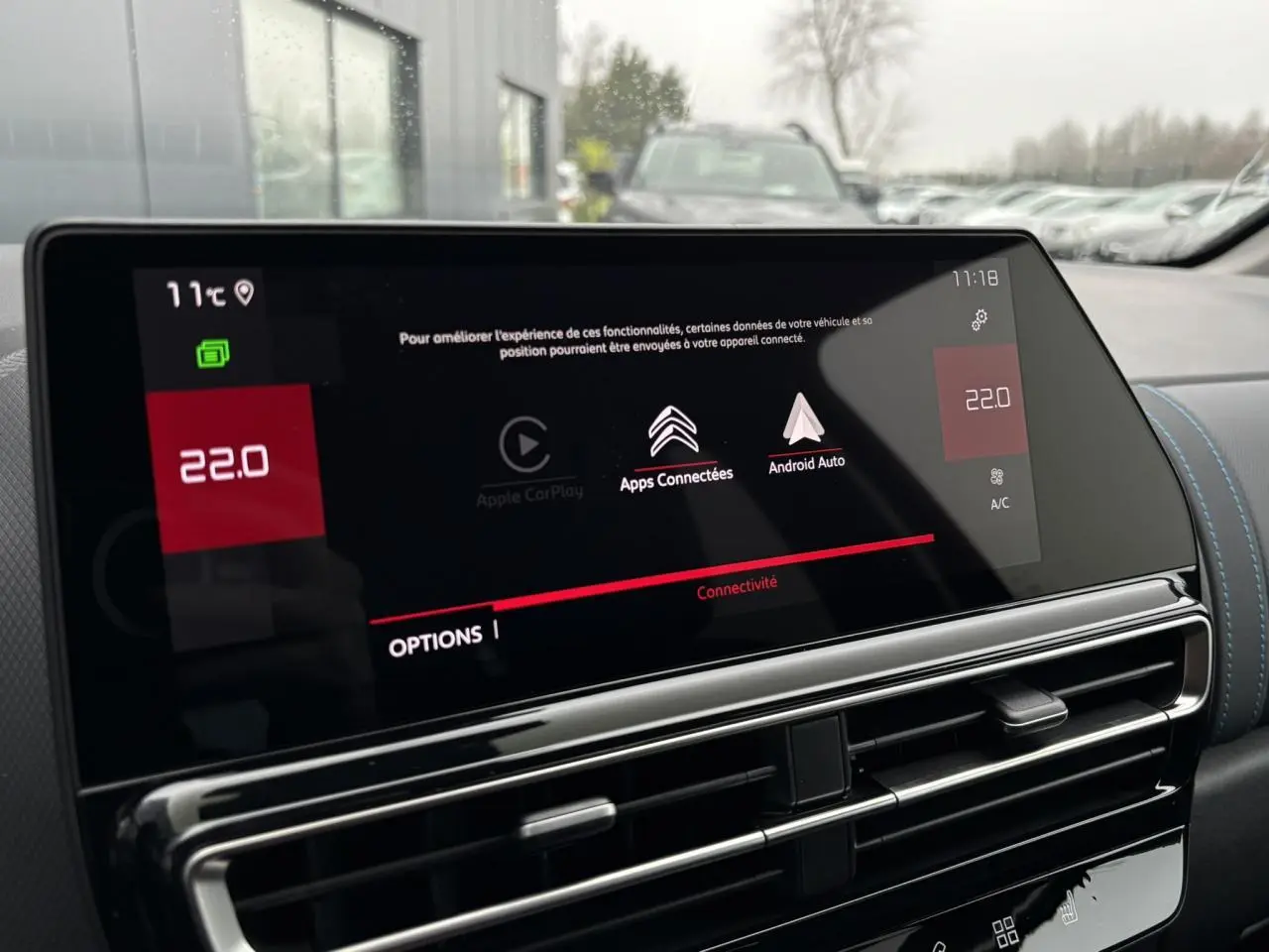 Écran tactile central affichant la connectivité Apple CarPlay et Android Auto dans un Citroën C5 Aircross Bleu Eclipse.