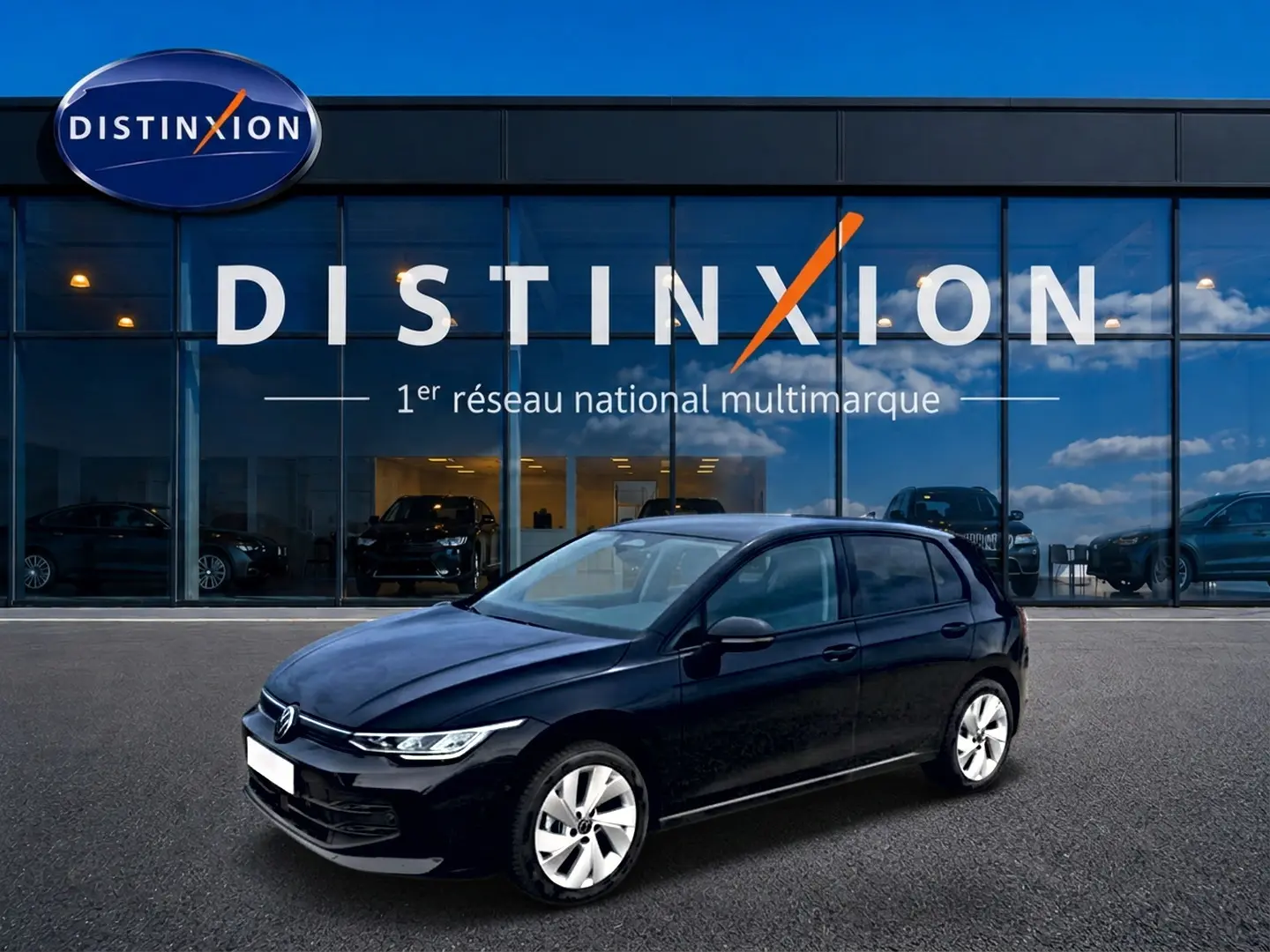 Volkswagen Golf noir vue 3/4 avant droit, avec jantes alu 17 pouces, devant une vitrine Distinxion.