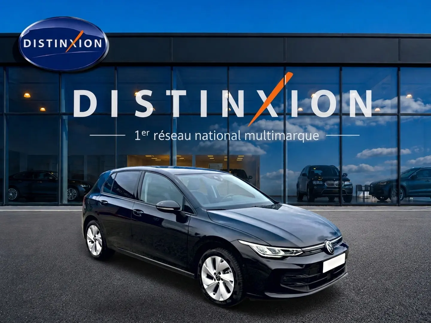 Volkswagen Golf 1.5 ETSI Evo2 noire vue en 3/4 avant droit devant showroom Distinxion.