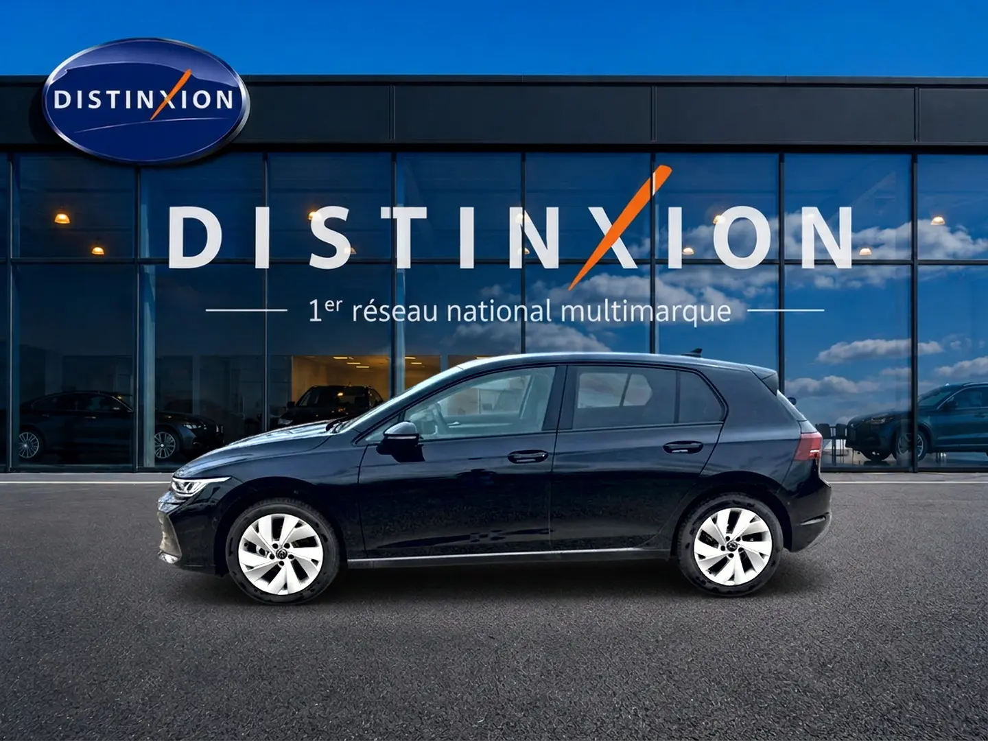 Volkswagen Golf 1.5 etsi evo2 116 life noir vue de profil côté gauche devant showroom Distinxion.