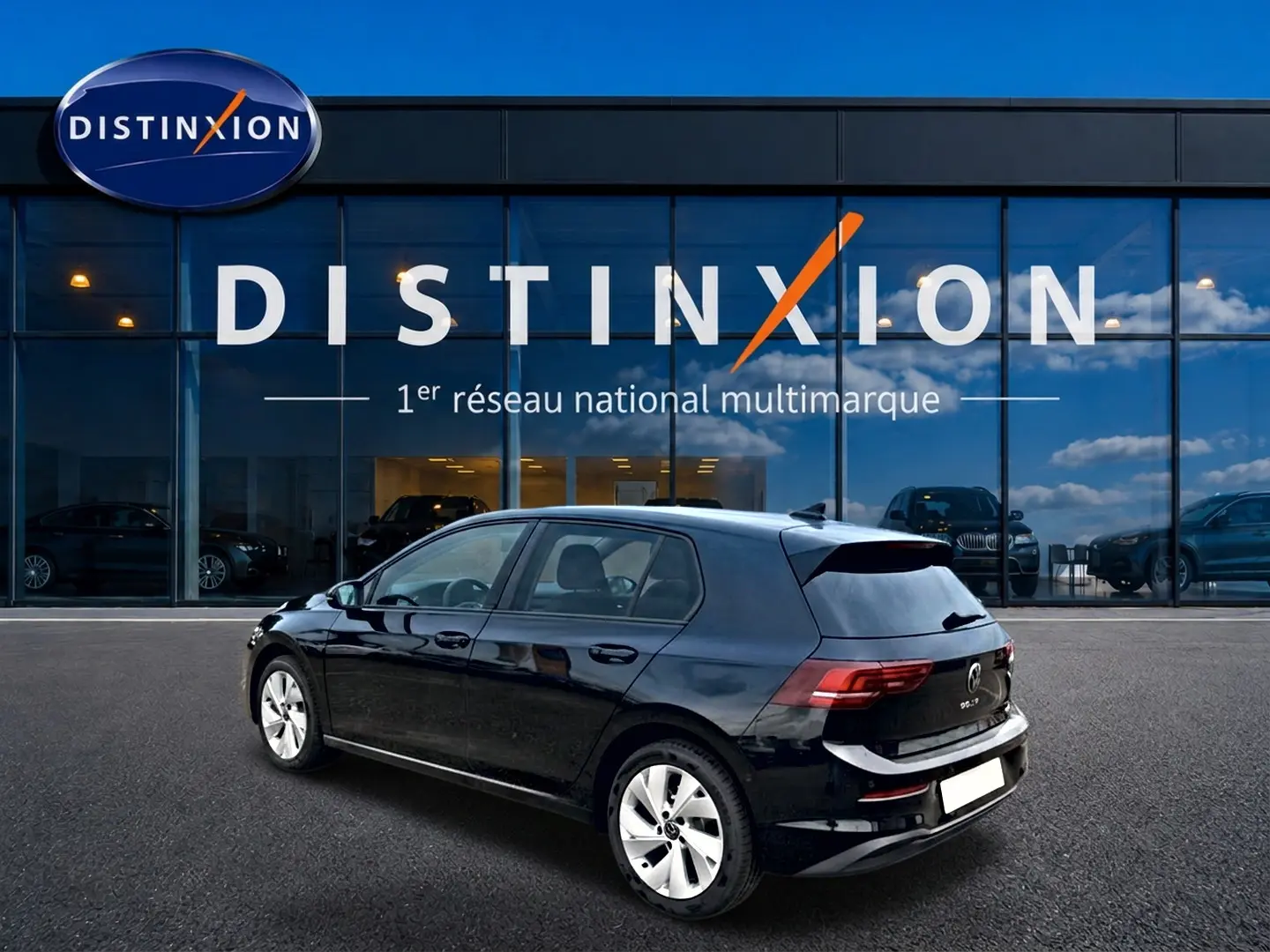 Volkswagen Golf 1.5 ETSI evo2 noir vue 3/4 arrière droit devant un showroom Distinxion.