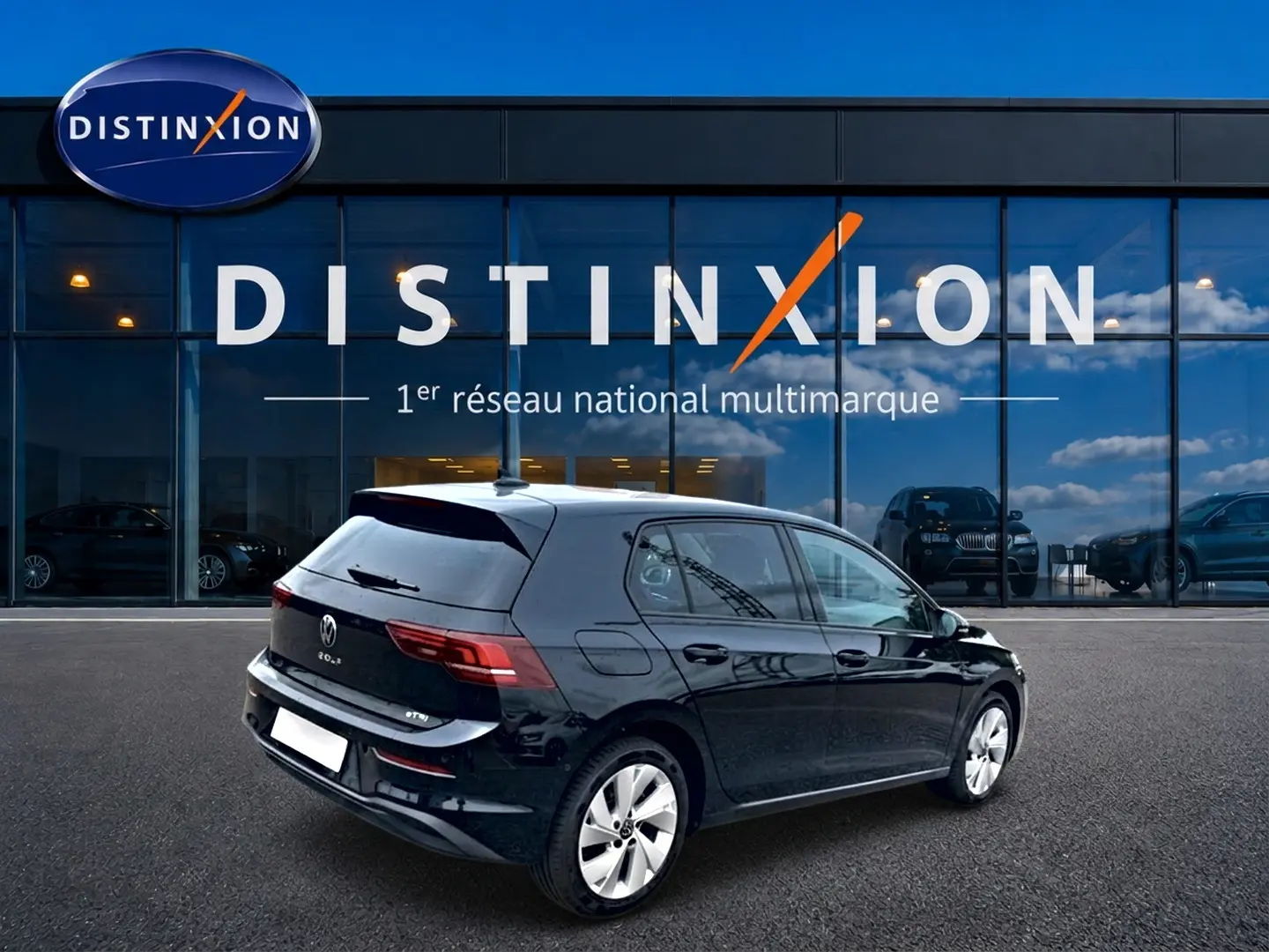 Volkswagen Golf 1.5 ETSI Evo2 noir vue 3/4 arrière droit devant une vitrine Distinxion.