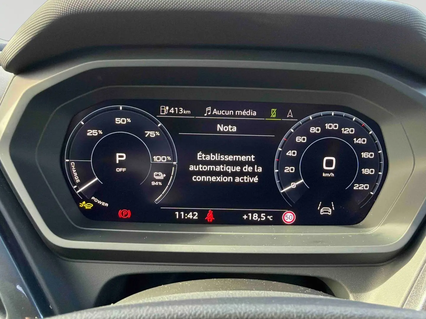 Tableau de bord numérique de l'Audi Q4 e-tron 45 285 ch affichant la charge batterie et la vitesse à 0 km/h.