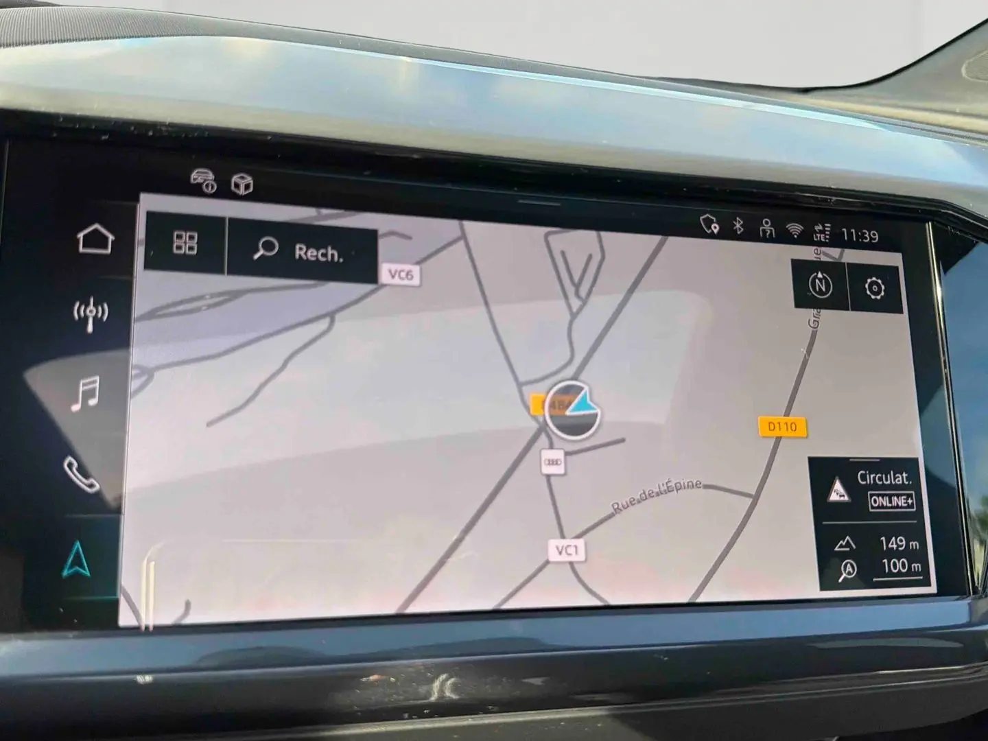 Écran tactile du système de navigation MMI dans l'habitacle de l'Audi Q4 e-tron 45 gris galet, vue rapprochée.