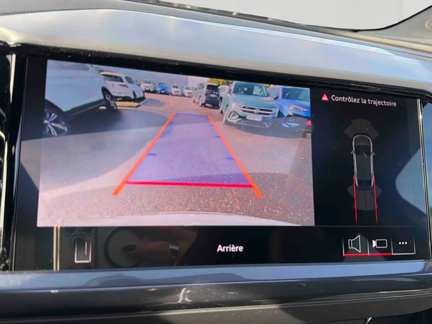 Affichage de la caméra de recul sur l'écran intérieur du tableau de bord de l'Audi Q4 e-tron gris galet.