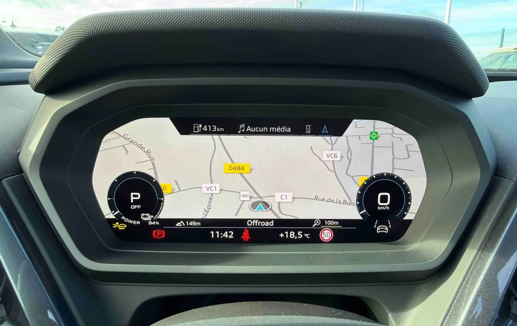 Tableau de bord numérique de l'Audi Q4 e-tron 2025 affichant la navigation et les informations de conduite.