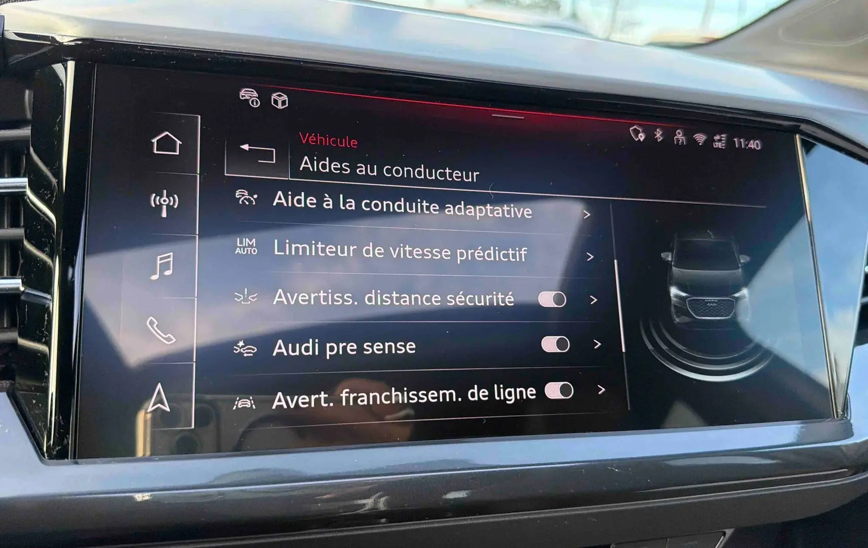 Écran tactile central de l'Audi Q4 e-tron 45 285 ch 2025 affichant les aides à la conduite.