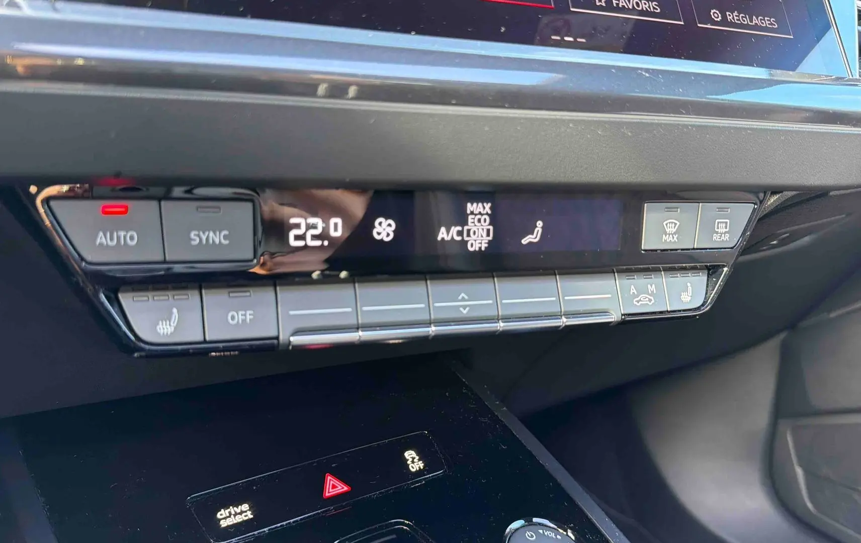 Détail de la console centrale de l’Audi Q4 e-tron 2025 avec commandes climatisation digitale et boutons tactiles noirs.