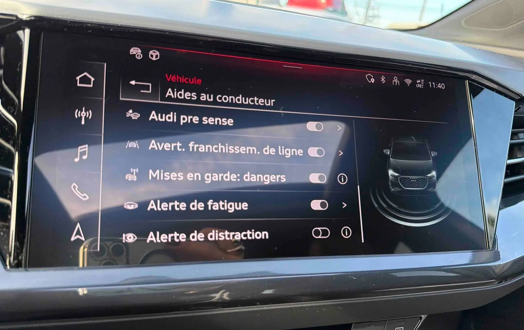 Écran tactile central affichant les aides à la conduite dans l'habitacle gris d'un Audi Q4 e-tron 2025.