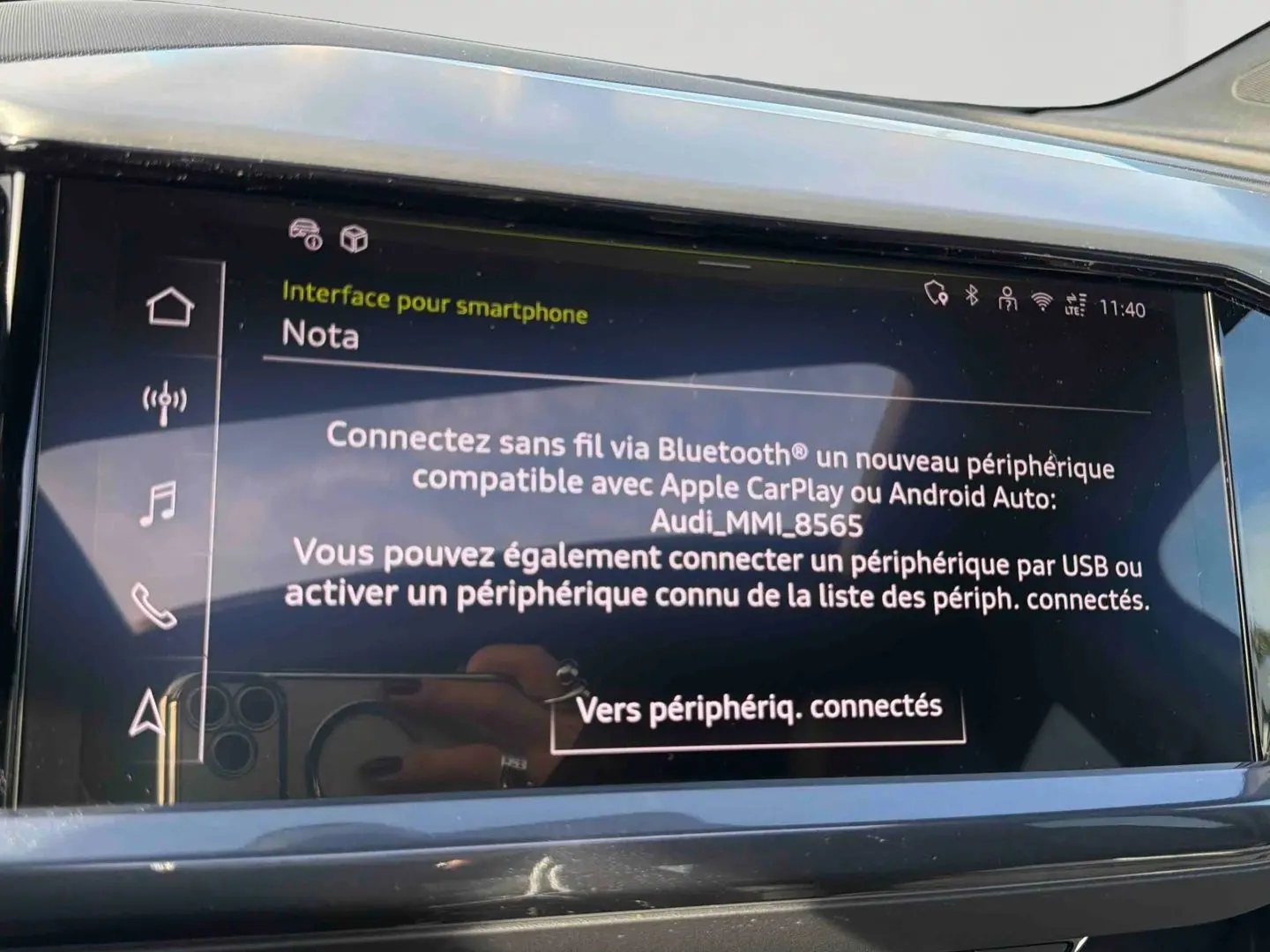 Écran tactile central de l'Audi Q4 e-tron 2025 affichant l'interface smartphone avec connexion Bluetooth active.