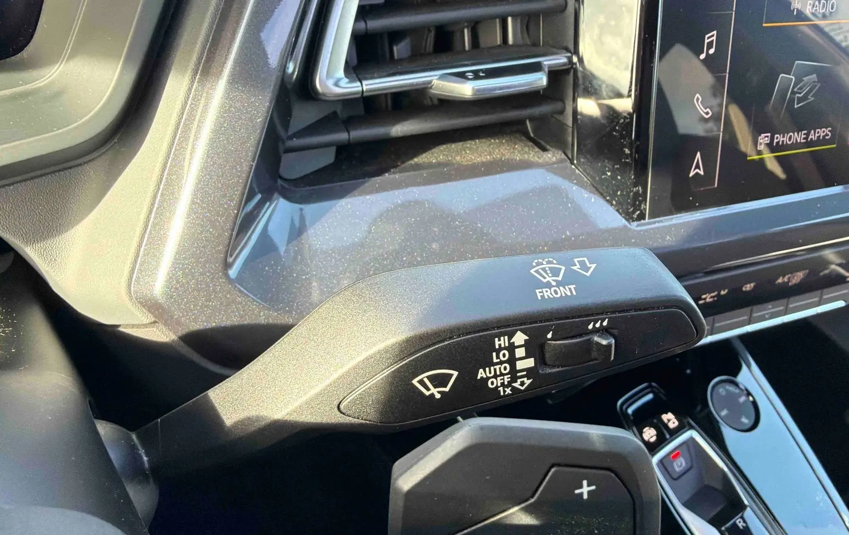 Gros plan sur la commande d’essuie-glace côté gauche dans l’habitacle gris d’un Audi Q4 e-tron 2025.