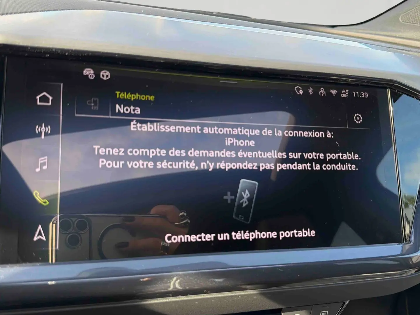 Écran tactile du système MMI Navigation plus de l'Audi Q4 e-tron 45, affichant la connexion Bluetooth d'un iPhone.