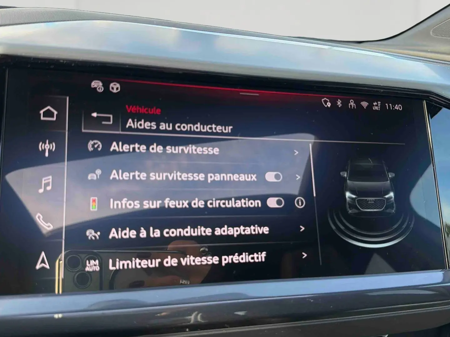 Écran tactile intérieur affichant les aides à la conduite du SUV Audi Q4 e-tron 45 gris galet.