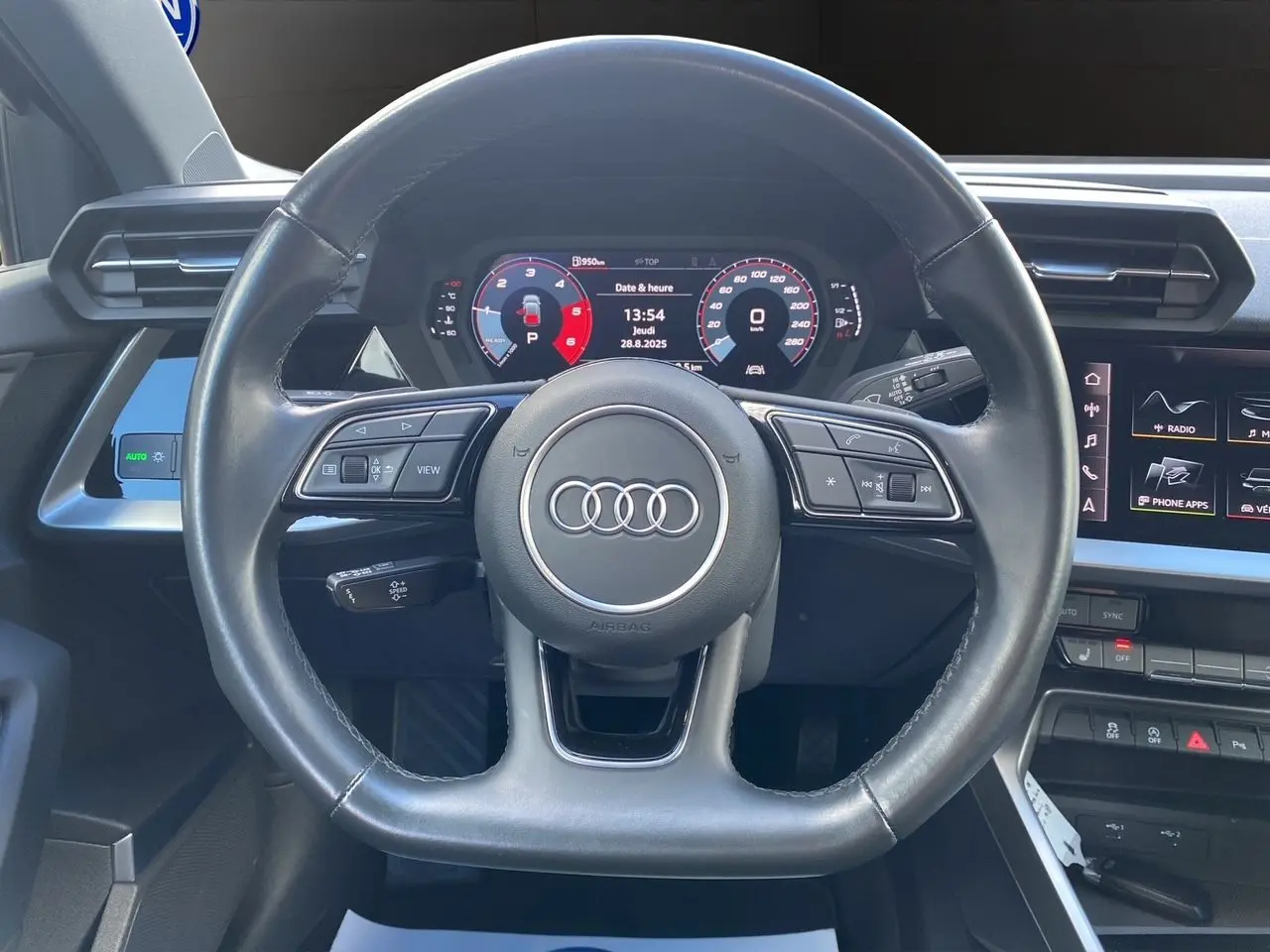 Vue frontale du volant noir d'Audi A3 Sportback 2021 avec tableau de bord numérique et écran tactile multimédia.