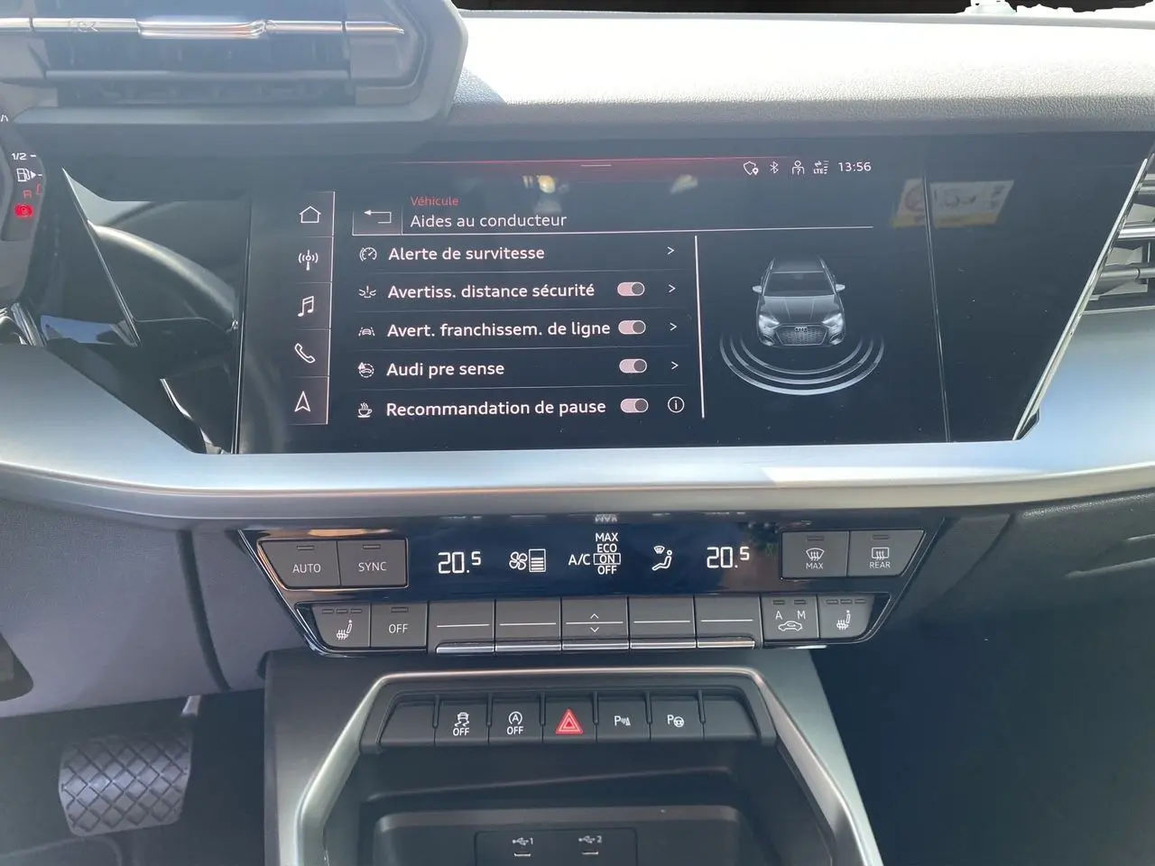 Écran central de l'Audi A3 Sportback 2021 affichant les aides à la conduite, vue intérieure côté conducteur.