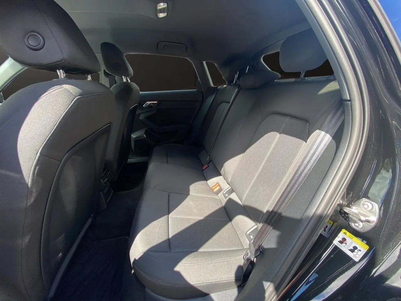 Vue intérieure côté droit des sièges arrière en tissu noir de l'Audi A3 Sportback 2021 finition Business Line.