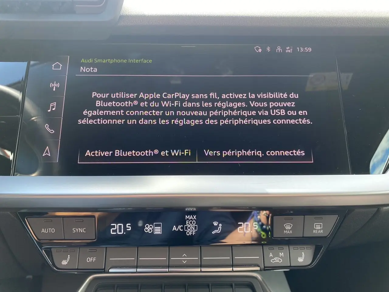 Écran tactile central de l'Audi A3 Sportback 2021 affichant les réglages Bluetooth et climatisation à 20,5°C.